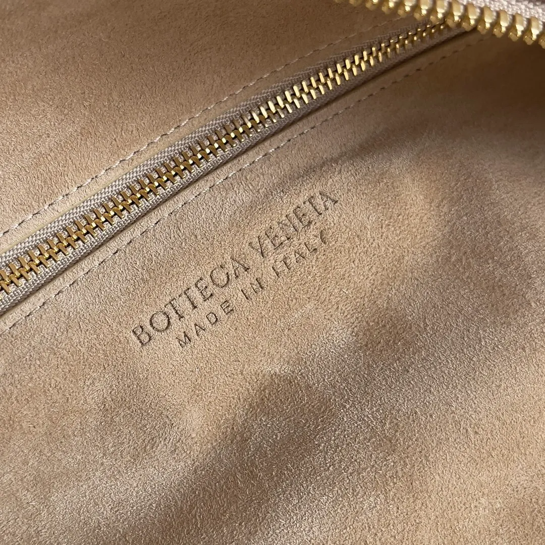 Batch 1960 #BV 𝗝𝗢𝗗𝗜𝗘# Street style’s new favorite fashionable large size 𝙟𝙤𝙙𝙞𝙚 It’s coming, it’s coming, it’s really coming! I have always thought that knitted BV is old-fashioned, until I met it - 𝙟𝙤𝙙𝙞𝙚, I realized that the original classic knitting elements and the new knot element design can be so fashionable! I have to admire Daniel Lee’s design talent! Large capacity to meet daily needs! Fashionable and versatile, it’s perfect for concave shapes, take it out to hit the streets! Size: 48*40*16 Style No. #600261